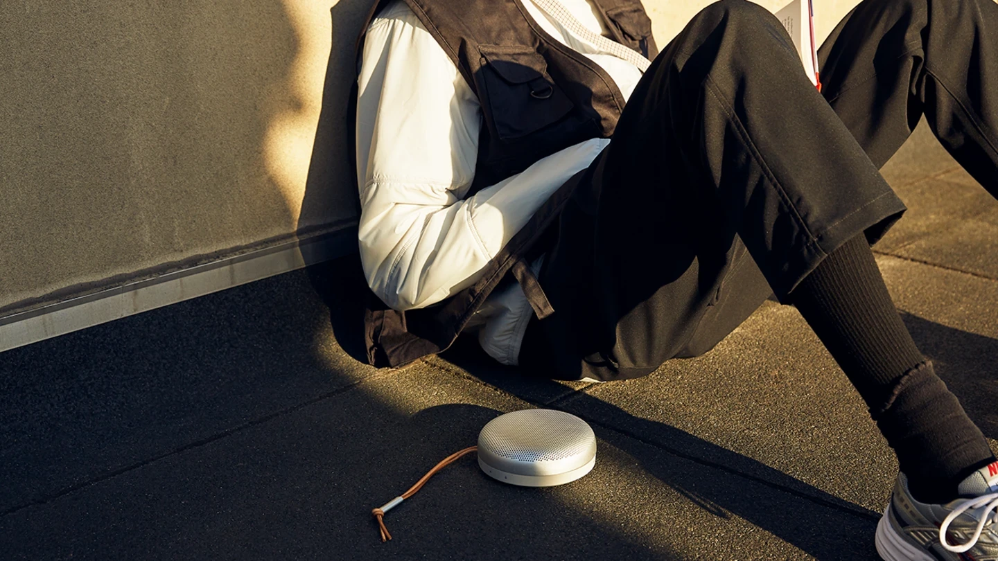 Bang & Olufsen Beosound A1 2nd Gen Nešiojama belaidė Bluetooth kolonėlė su balso asistentu, Juodos antracito spalvos aprašymas - Prekės nuotrauka