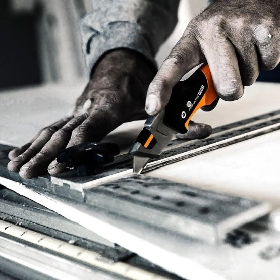 Fiskars CarbonMax Užlenkiamas peilis 1027224 aprašymas - Prekės nuotrauka