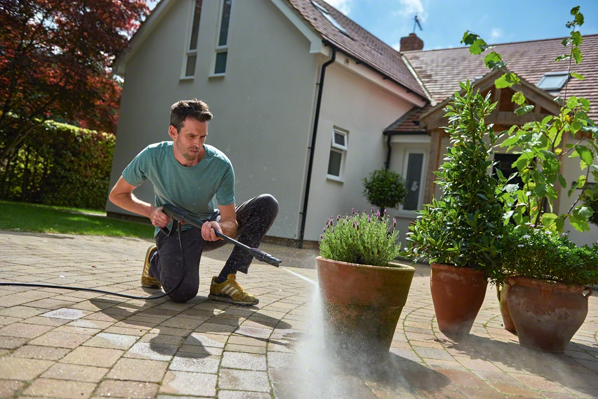 Bosch UniversalAquatak 125 naudojimas plaunant vazoną