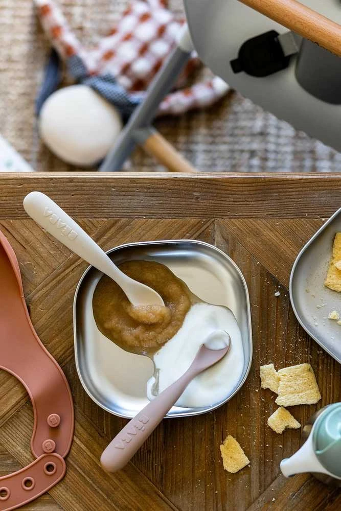 BEABA PRADINIO MAITINIMO SILIKONINIŲ 2 VNT.ŠAUKŠTELIŲ RINKINYS SU DĖŽUTE, CLAY / PRALINE