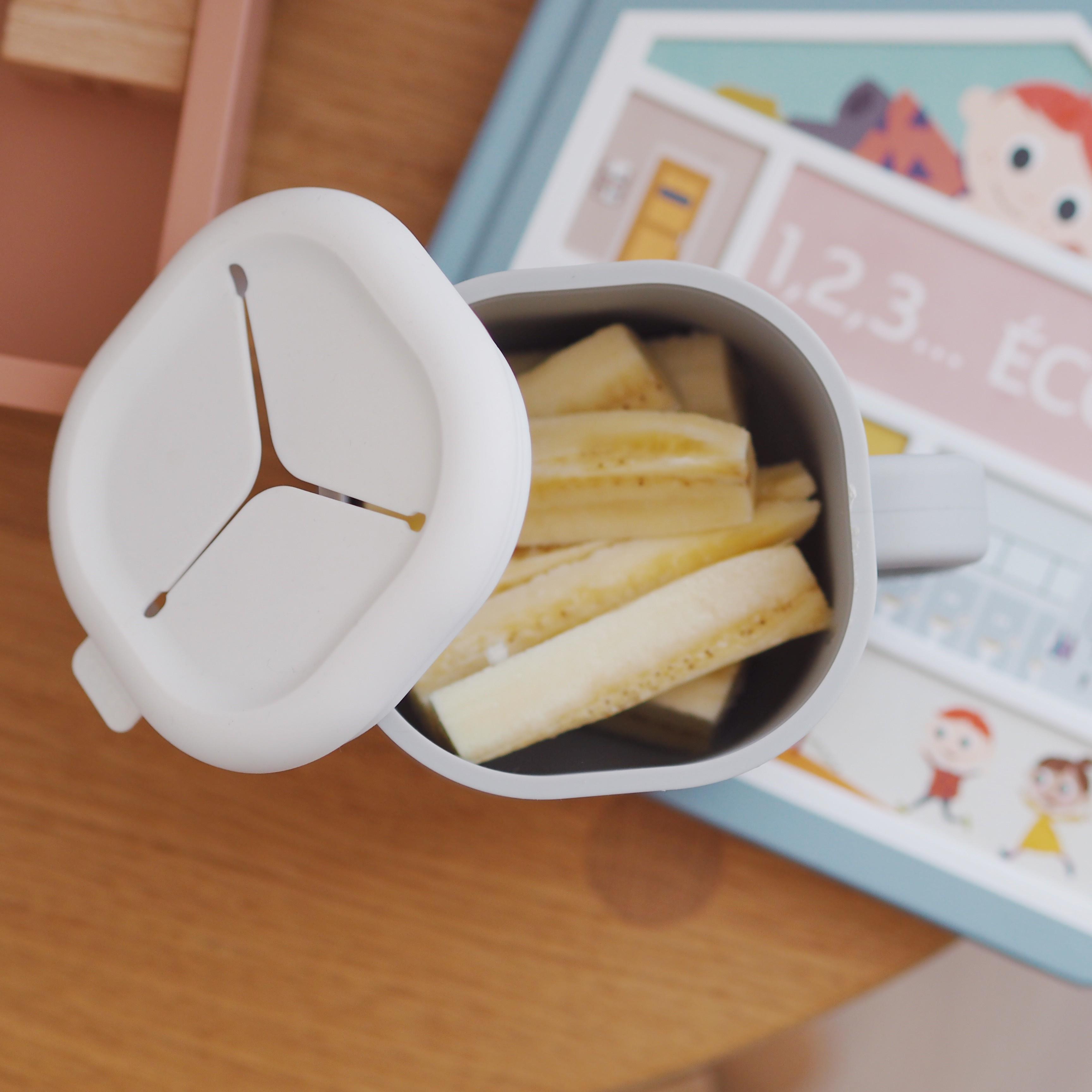 BEABA SILIKONINĖ UŽKANDŽIŲ DĖŽUTĖ PICK AND SNACK, VELVET Pilkas