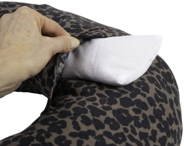 BEABA UNIVERSALI ŠILDANTI IR VĖSINANTI PAGALVĖ LITTLE WARMY, LEOPARD