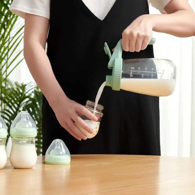 MOMCOZY PIENO SAUGOJIMO TALPA, 950 ML, ŽALIA