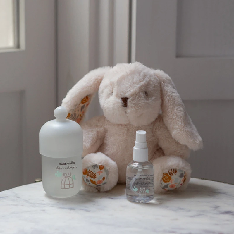 SUAVINEX BABY COLOGNE DOVANŲ RINKINYS: KVAPUSIS VANDUO KŪDIKIAMS 100 ML IR 50 ML, PLIUŠINIS ZUIKUTIS