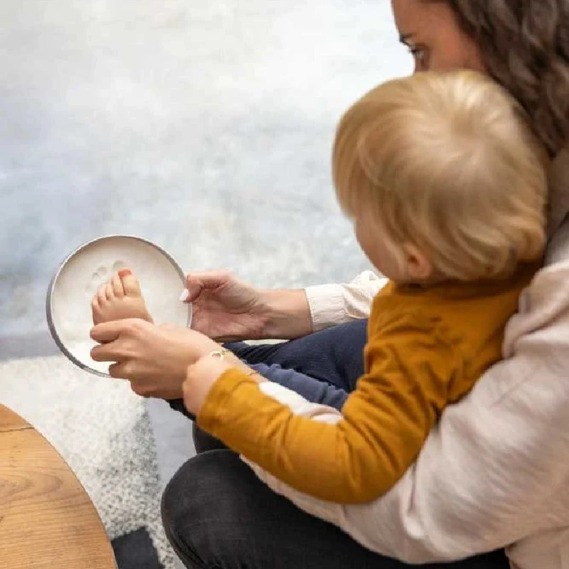 TINY LOVE MAGIC BOX ROUND ATMINIMO DĖŽUTĖ SU KŪDIKIO RANKOS IR PĖDOS ATSPAUDU