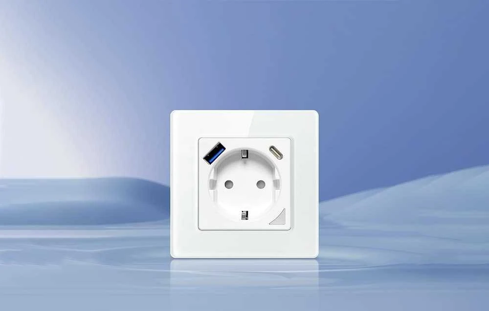 Sieninis šviestuvas Išmanusis WiFi sieninis lizdas Avatto N-WOT10-USB-W TUYA USB USB-C - baltas