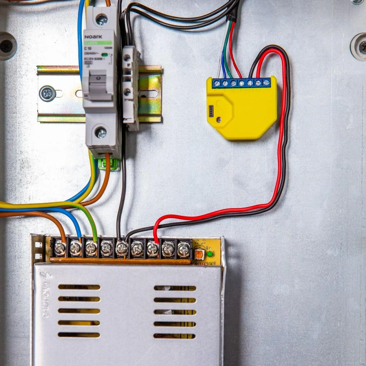 Shelly RGBW2 Wi-Fi valdoma LED išmaniųjų juostelių relė
