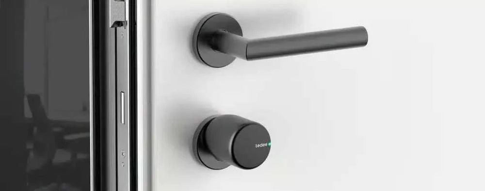 Tedee PRO juoda išmanioji Bluetooth spyna namams ir verslui