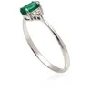 Auksinis žiedas su brangakmeniais. Metalas: Baltas Auksas. Praba: 585°. Akmuo: Briliantai , Smaragdas - 16.5 - 1.12 g. - Briliantai (0,036Ct), Smaragdas (0,44Ct)
