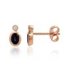 Auksiniai auskarai su brangakmeniais. Metalas: Raudonas Auksas. Praba: 585°. Akmuo: Briliantai , Safyras - 1.06 g. - 8 mm. - Briliantai (0,02Ct), Safyras (0,46Ct)