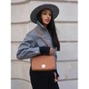 Moteriška karamelinės spalvos „David Jones“ crossbody rankinė su sidabro spalvos furnitūra