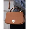 Moteriška karamelinės spalvos „David Jones“ crossbody rankinė su sidabro spalvos furnitūra