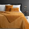 Eurofirany Medaus spalvos dirbtinio kailio dekoratyvinis užtiesalas, 220x240 cm, jaukus lovos ar sofos uždangalas, didelė gramatūra 430 g/m², poliesterio medžiaga, minkštas pledas Lovatiesė