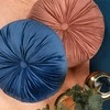 Eurofirany VELVET / 40 Apvali pagalvėlė iš minkšto aksomo, dygsniuota su sagute, su užpildu, ∅ 40 cm, spalva: tamsi smėlio Pagalvės užvalkalas