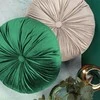 Eurofirany VELVET / 40 Apvali pagalvėlė iš minkšto aksomo, dygsniuota su sagute, su užpildu, ∅ 40 cm, spalva: tamsi smėlio Pagalvės užvalkalas