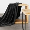 Eurofirany DESIGN 91 CINDY5 Minkštas ir švelnus pledas su įspaustu eglutės raštu, 150X200 cm, spalva: juoda