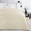 Eurofirany DESIGN 91 BONI / 4 Lovatiesė su geometriniu raštu, išgautu karšto spaudimo technika (hot press), 200X220 cm, spalva: kreminė