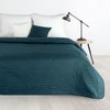 Eurofirany DESIGN 91 BONI / 6 Lovatiesė, dygsniuota karšto spaudimo būdu su lapų raštu, 170X210 cm, spalva: tamsi turkio Lovatiesė