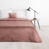 Eurofirany DESIGN 91 LUIZ / 4 Aksominė lovatiesė, dygsniuota karšto spaudimo būdu su palmių lapų raštu, 220X240 cm, spalva: rožinė Lovatiesė