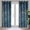 Eurofirany LIMITED COLLECTION MUSA2A Naktinė užuolaida iš minkšto aksomo su bananų lapų raštu, 140X250 cm, kilpos / žiedai, spalva: tamsiai mėlyna / šampano
