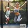 Neo-Sport batutas: besidžiaugianti šeima šuolio metu