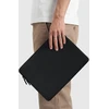 „Pipetto Classic Fit“ dėklas, skirtas „MacBook Pro 16“ – juodas