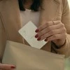 „Satechi FindAll?“ piniginės kortelė su „Apple Find My“ – smėlio spalvos
