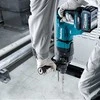 Makita 40V perforatorius darbo procese