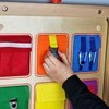 Medinė manipuliacinė sieninė lentelė MASTERKIDZ spalvotos kišenėlė