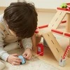 Medinis VIGA parkingas su automobiliukais ir sraigtasparniu