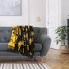 Gepardo rašto lovatiesė permeshta per sofą