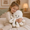 Lean Toys Pliušinis aštuonkojis su elastingais čiuptuvais, baltas su kreminėmis detalėmis, 50 × 30 × 30 cm