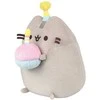 Pusheen - pliušinis talismanas su gimtadienio kepure ir tortu 24 cm