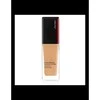 „Shiseido Synchro Skin Radiant Stangrinamasis“ skystas makiažo pagrindas, 350 Maple SPF 30, 30 ml
