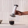„AeroPress Premium“ – stiklinis kavos virimo aparatas, baltas
