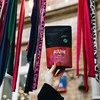 Kojin Hojicha arbatos pakuotė laikoma rankoje