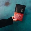 Kojin Hojicha arbata pakuotė rankoje