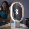 „InnovaGoods“ balansuojanti stalo lempa su magnetiniu jungikliu, „Magilum“