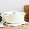 KitchenAid ketaus puodas 5,2L migdolų kremas