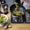 KitchenAid - Kaltinis grūdinto aliuminio vokas su pagalbine rankena - juodas - 30 cm