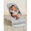 BabyBjörn Bliss Woven Bundle - sitteri + lelu, šviesiai pilkos/Googly Eyes (pastelli)