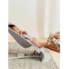 BabyBjörn Bliss Woven Bundle - sitteri + lelu, šviesiai pilkos/Googly Eyes (pastelli)