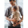 BabyBjörn Mini kūdikio nešioklė naujagimiams 3,2–11 kg, smėlinė, modelis 21026