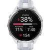 Išmanusis laikrodis Garmin Forerunner 965, Titano apvadas su „Whitestone“ (baltojo akmens) spalvos korpusu ir „Whitestone“ (baltojo akmens) ir „Powder Grey“ (pilkšvos) spalvos silikoniniu dirželiu