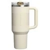 Gertuvė Stanley Termospuodelis su šiaudeliu „The Quencher ProTour Flip Straw Tumbler“ 1,18 l kreminės spalvos