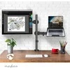 Laikiklis Nedis Duo -monitorivarsi kannettavan tietokoneen tasolla