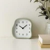Home Styling Collection AMORPH stalo laikrodis su organiška forma ir stikliniu priekiu, 12 cm