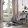 Atmosphera Perfect Šviesiai rausvos spalvos lango užuolaida iš poliesterio yra puiki namų interjero puošmena.