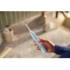 Philips Sonicare 6100 šviesiai mėlynas laikomas rankoje