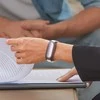 Diktofonas PLAUD užrašų segtukas su sidabro spalvos užrašu – dirbtinio intelekto balso įrašymo įrenginys (2025 m.)